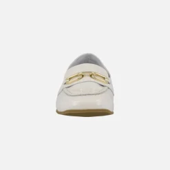 Mocasines planos de charol con adorno de cadena dorada