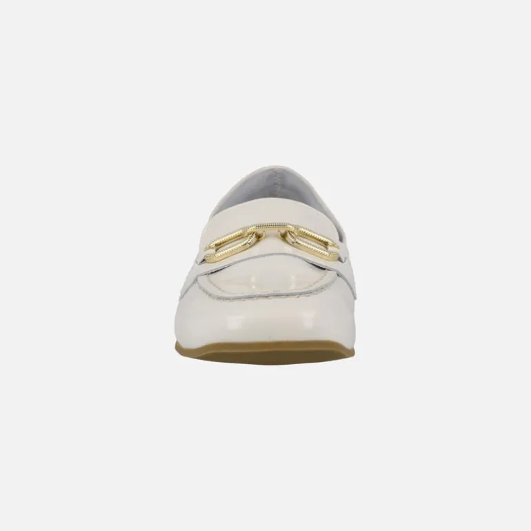 Mocasines planos de charol con adorno de cadena dorada