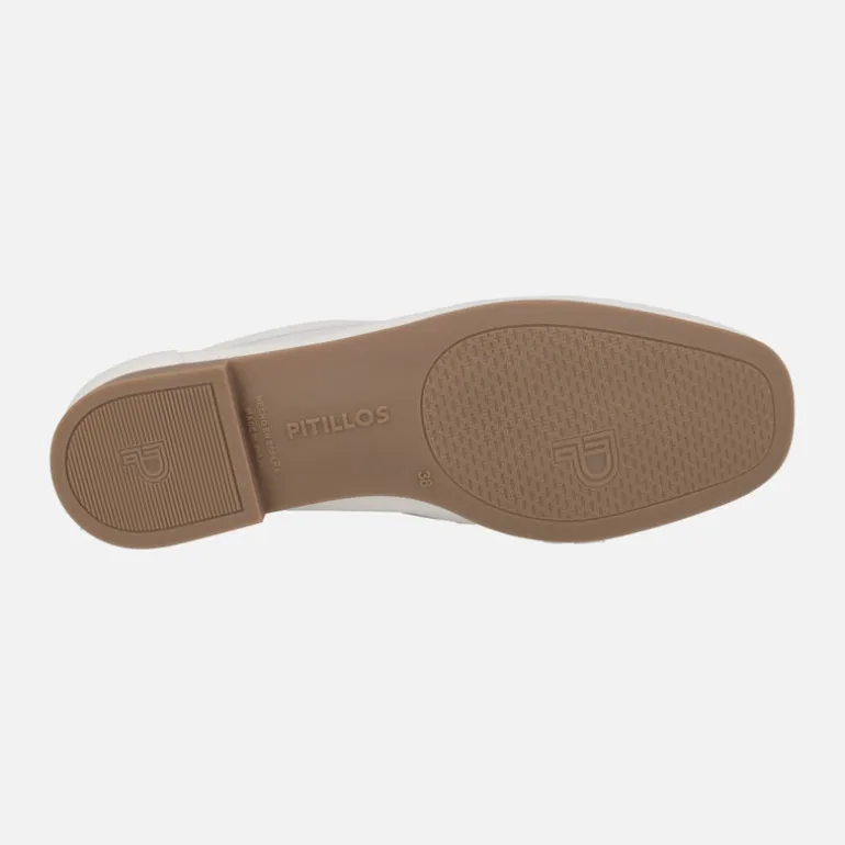 Mocasines planos de charol con adorno de cadena dorada