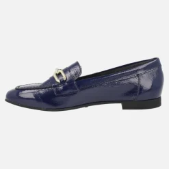 Mocasines planos de charol con adorno de cadena dorada