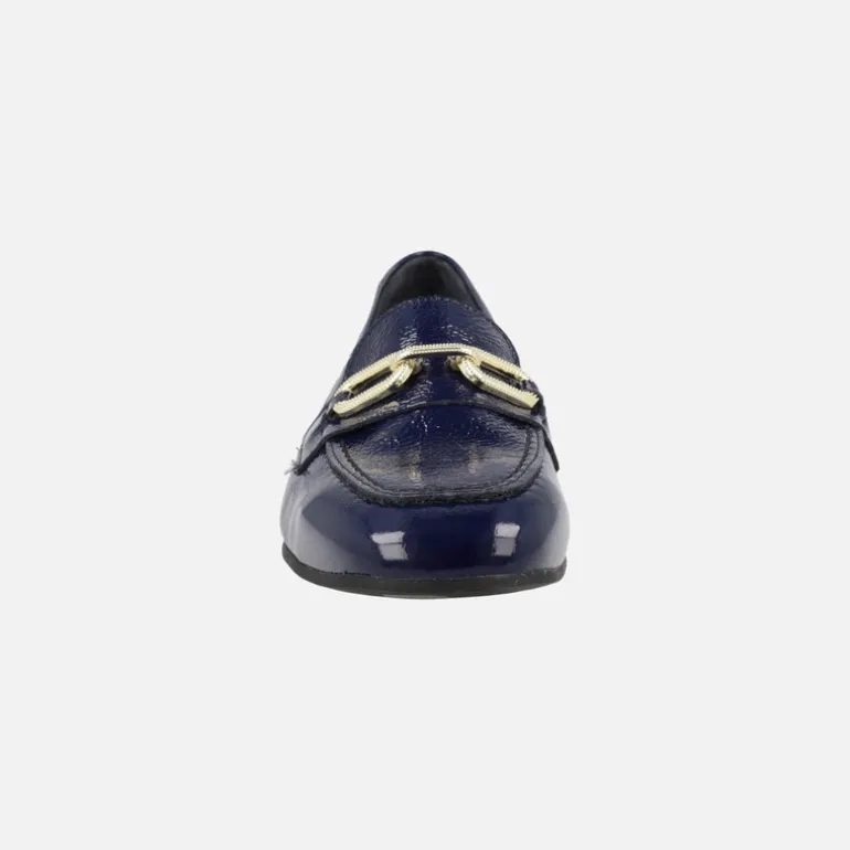 Mocasines planos de charol con adorno de cadena dorada