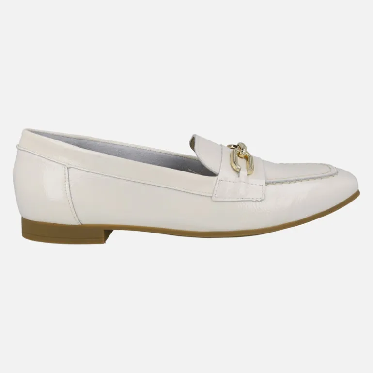 Mocasines planos de charol con adorno de cadena dorada