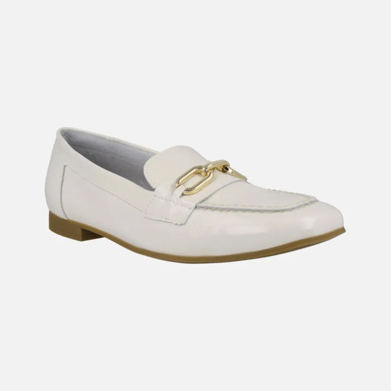 Mocasines planos de charol con adorno de cadena dorada