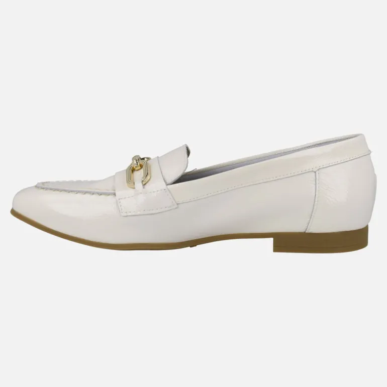 Mocasines planos de charol con adorno de cadena dorada