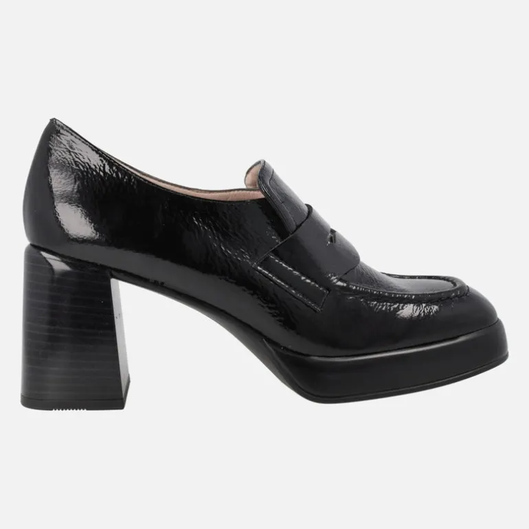 Mocasines Tokio en charol con adorno de antifaz