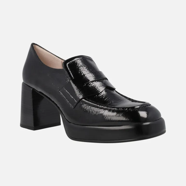 Mocasines Tokio en charol con adorno de antifaz