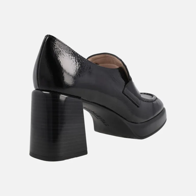 Mocasines Tokio en charol con adorno de antifaz