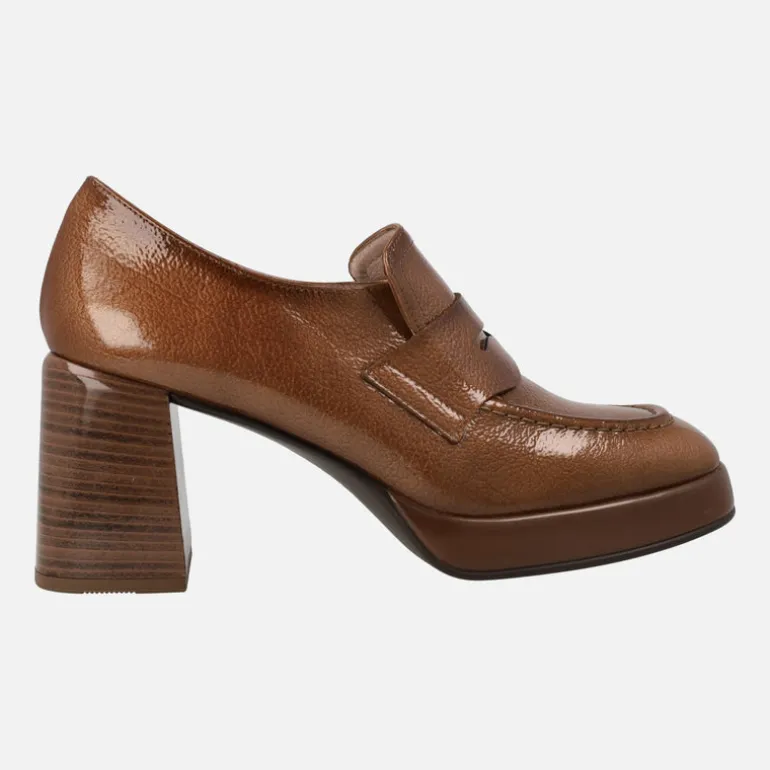 Mocasines Tokio en charol con adorno de antifaz