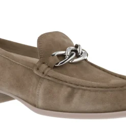 Mocasines Unisa Dafoe en serraje taupe con adorno de cadena