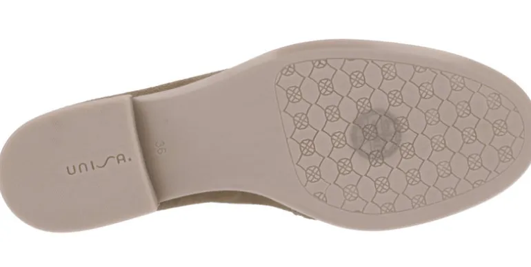 Mocasines Unisa Dafoe en serraje taupe con adorno de cadena