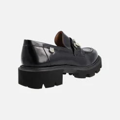 Mocasines Zintia en antik negro con adorno y piso track