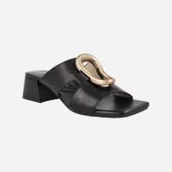 Mules de piel con adorno dorado y tacón ancho