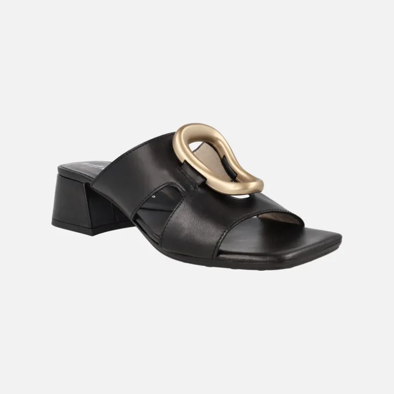 Mules de piel con adorno dorado y tacón ancho