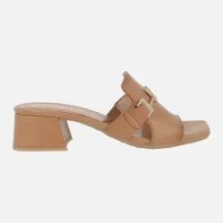 Mules de piel con adorno metálico y tacón ancho