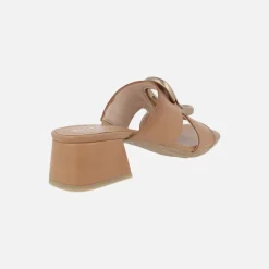 Mules de piel con adorno dorado y tacón ancho