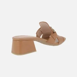 Mules de piel con adorno metálico y tacón ancho