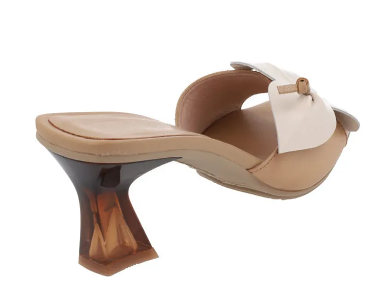 Mules de piel con flor contrastada Hispanitas