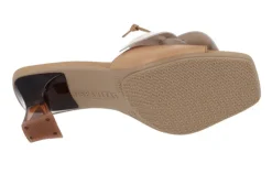 Mules de piel con flor contrastada Hispanitas