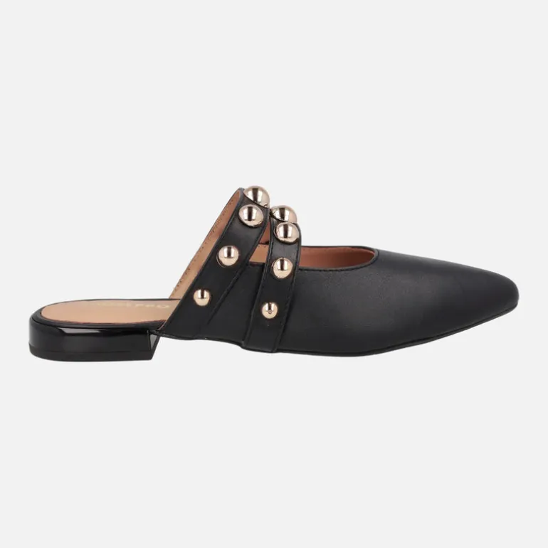 Mules negros de piel con tachas doradas Ahnapee
