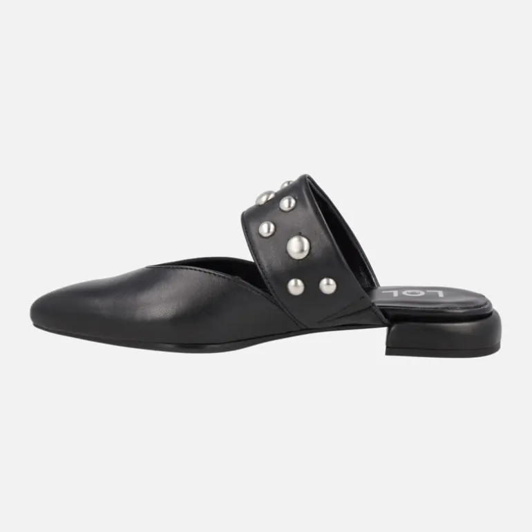 Mules negros de piel con tira ancha al empeine y tachas plateadas Ninfa