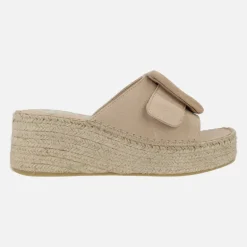 Pala de serraje beige con maxi hebilla y cuña de esparto