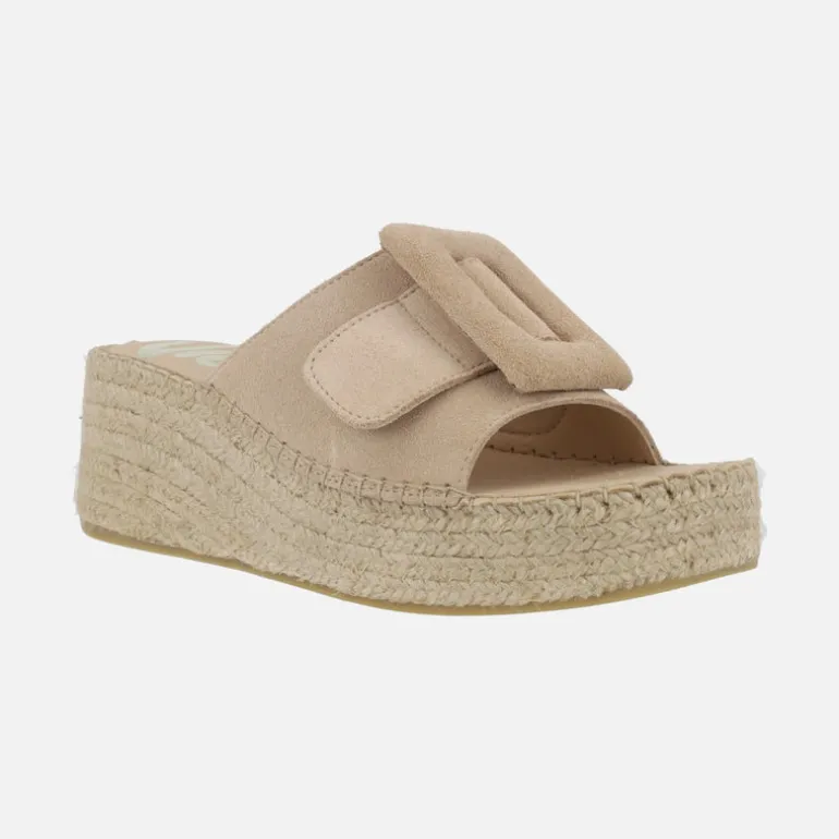 Pala de serraje beige con maxi hebilla y cuña de esparto