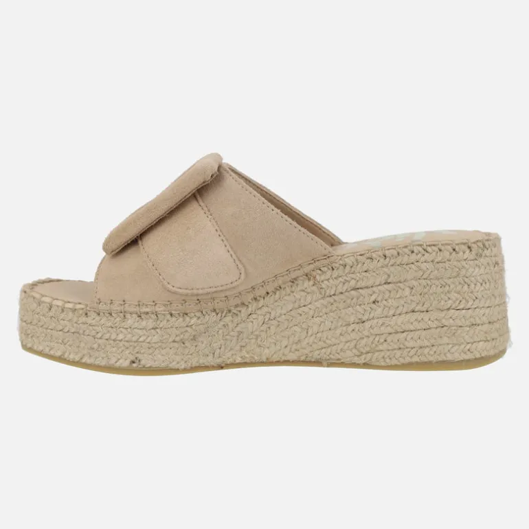 Pala de serraje beige con maxi hebilla y cuña de esparto