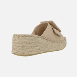 Pala de serraje beige con maxi hebilla y cuña de esparto