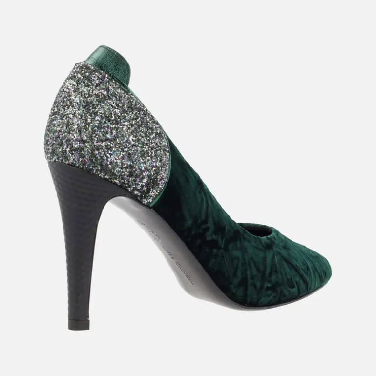 Salones de tacón alto en terciopelo verde con talón de glitter