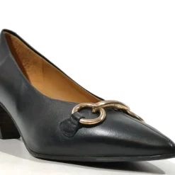 Salones negros de piel con adorno para mujer