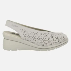Sandalias abiertas de puntera y talón con picados y strass