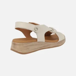 Sandalias bajas de piel con cierre de velcro y nudo