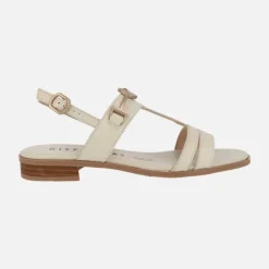 Sandalias bajas de piel con adorno metálico