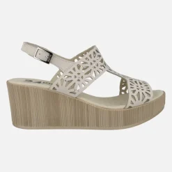 Sandalias beige con troquelados y detalles de strass