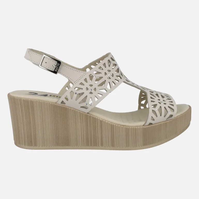 Sandalias beige con troquelados y detalles de strass