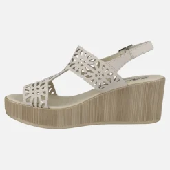 Sandalias beige con troquelados y detalles de strass
