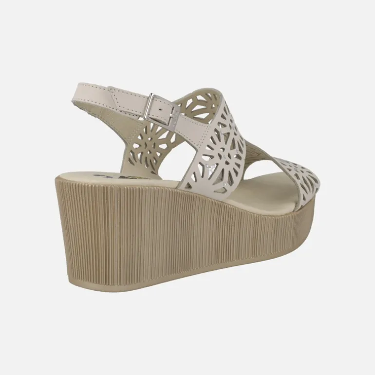 Sandalias beige con troquelados y detalles de strass