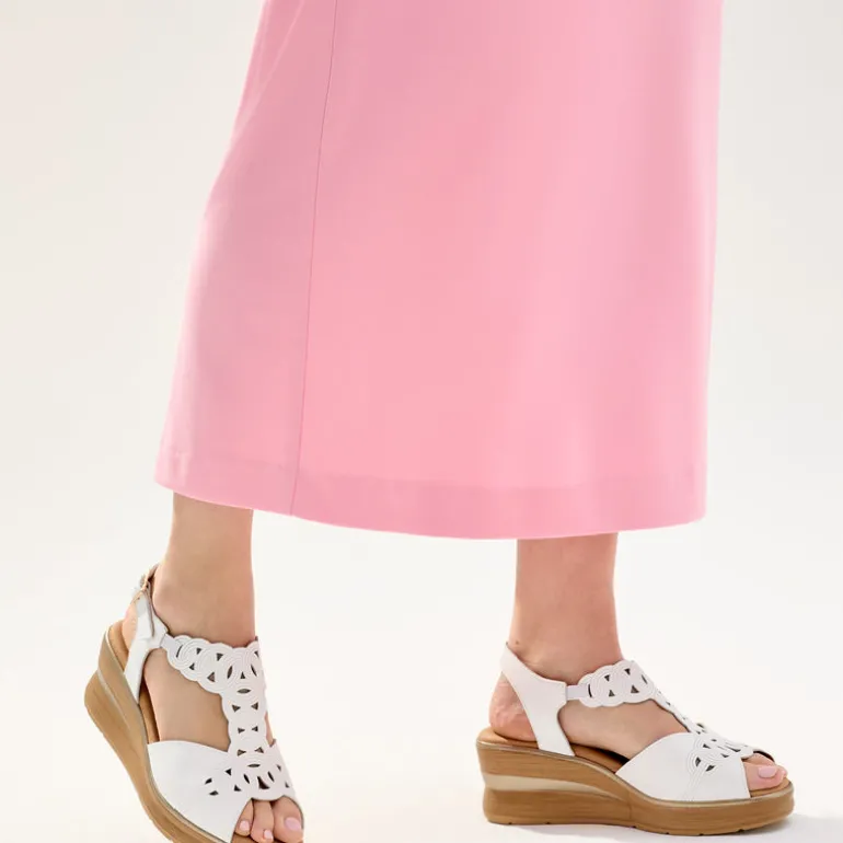 Sandalias blancas de piel con dibujos troquelados