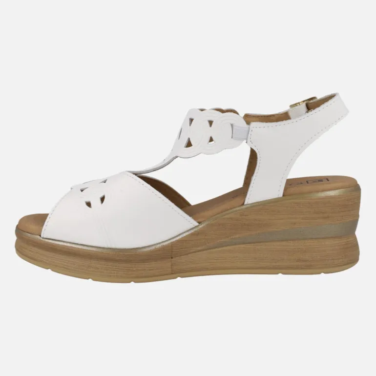 Sandalias blancas de piel con dibujos troquelados