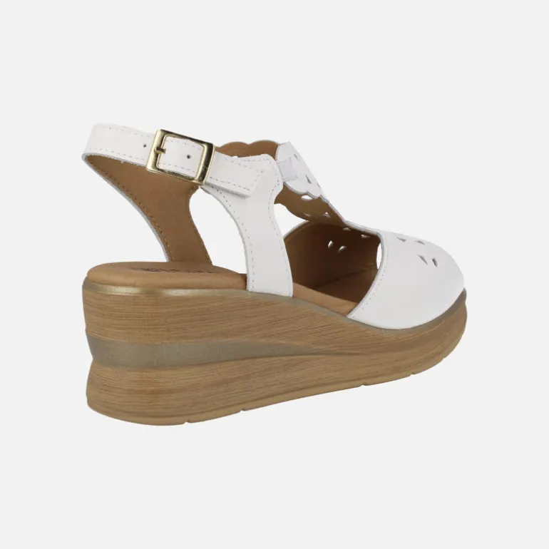 Sandalias blancas de piel con dibujos troquelados