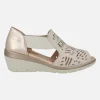 Sandalias cerradas en beige con elásticos laterales