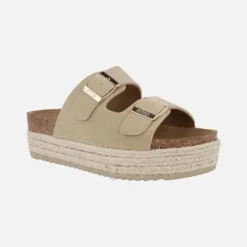Sandalias con doble hebilla dorada y plataforma combinada con yute