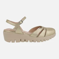 Sandalias con pulsera al tobillo en piel oro con piso FLY