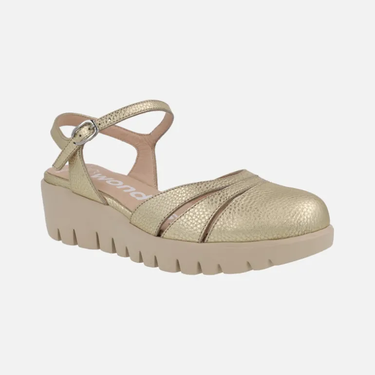 Sandalias con pulsera al tobillo en piel oro con piso FLY