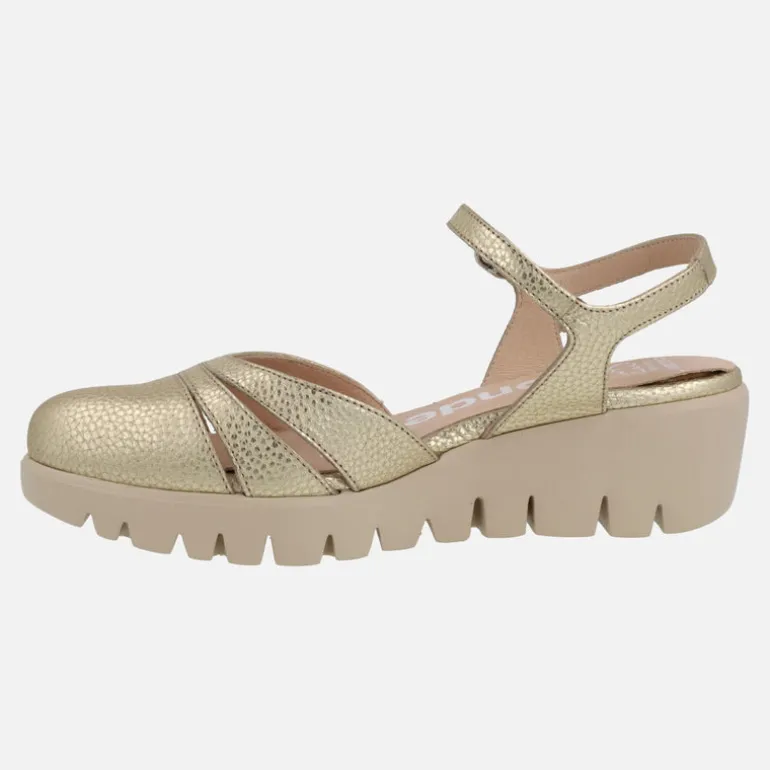 Sandalias con pulsera al tobillo en piel oro con piso FLY