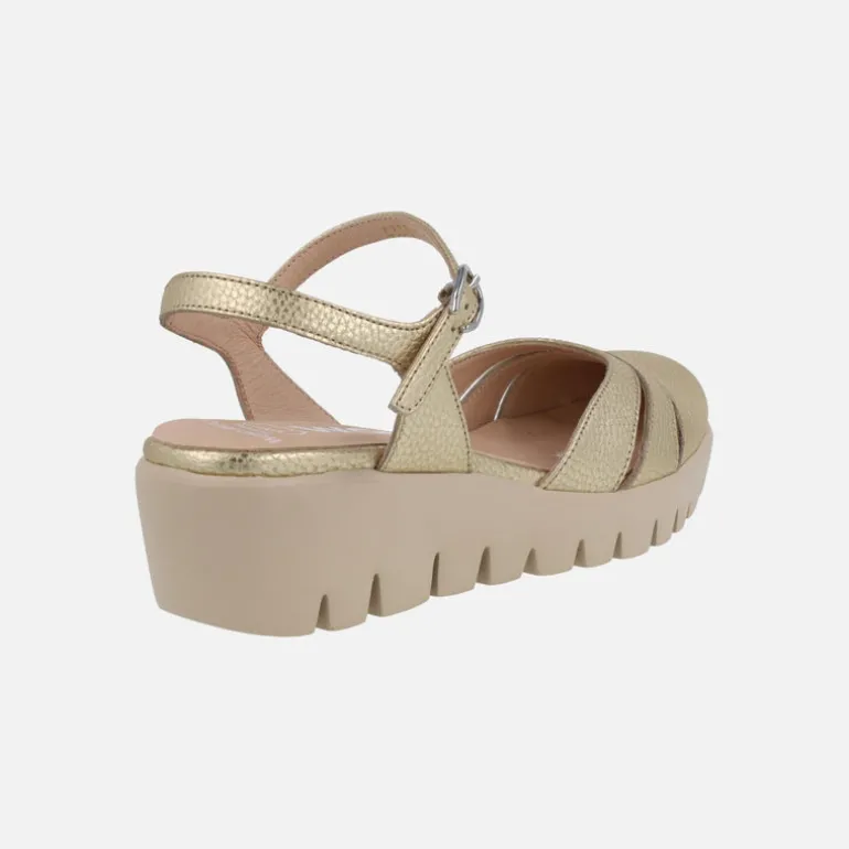 Sandalias con pulsera al tobillo en piel oro con piso FLY