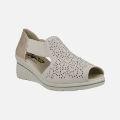 Sandalias confort con picados y detalles de strass