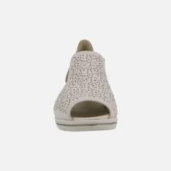 Sandalias confort con picados y detalles de strass