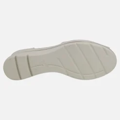 Sandalias confort con picados y detalles de strass