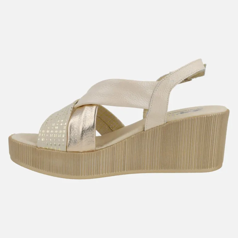 Sandalias confort de cuña alta con tiras anchas y detalles metalizados